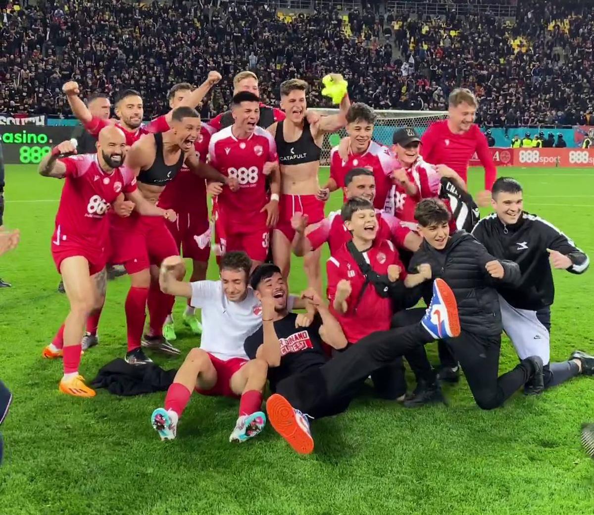 8 momente de după Dinamo - Steaua 3-0 » Poze de bucurie în fața galeriei steliste + „Haita salută armata” & „Bani și Ghezali sunt noii N&D” :D