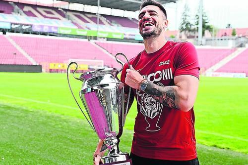 Andrei Burcă (dreapta), fundaș CFR Cluj. 
Foto: Imago
