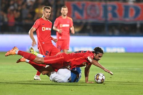 Farul Constanța, liderul la zi în play-off, este cotată de casele de pariuri drept favorită la câștigarea titlului de campioană în Superliga în acest sezon, înainte de duelul decisiv cu FCSB, de duminică