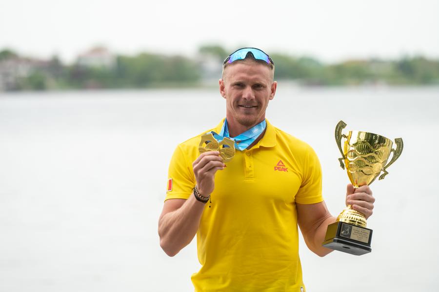 Cătălin Chirilă având pe fundal lacul unde se antrenează FOTO Raed Krishan Canoistul Cătălin Chirilă, campion mondial și european în 2022: „Privesc înainte și nu mă mai gândesc la anul trecut”