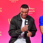 Kylian Mbappe și statuia lui de ceară / Foto: GettyImages