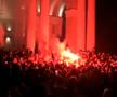 „Cine sare? Hunedoara!” » Imagini de senzație în centrul orașului: mii de fani au sărbătorit alături de jucători la 3 dimineața succesul din Cupa României