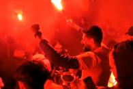 „Cine sare? Hunedoara!” » Imagini de senzație în centrul orașului: mii de fani au sărbătorit alături de jucători la 3 dimineața succesul din Cupa României