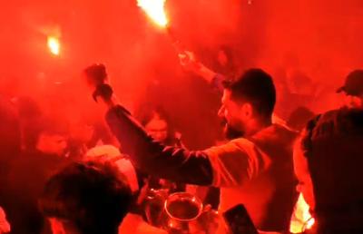 „Cine sare? Hunedoara!” » Imagini de senzație în centrul orașului: mii de fani au sărbătorit alături de jucători la 3 dimineața succesul din Cupa României
