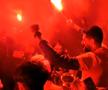 „Cine sare? Hunedoara!” » Imagini de senzație în centrul orașului: mii de fani au sărbătorit alături de jucători la 3 dimineața succesul din Cupa României