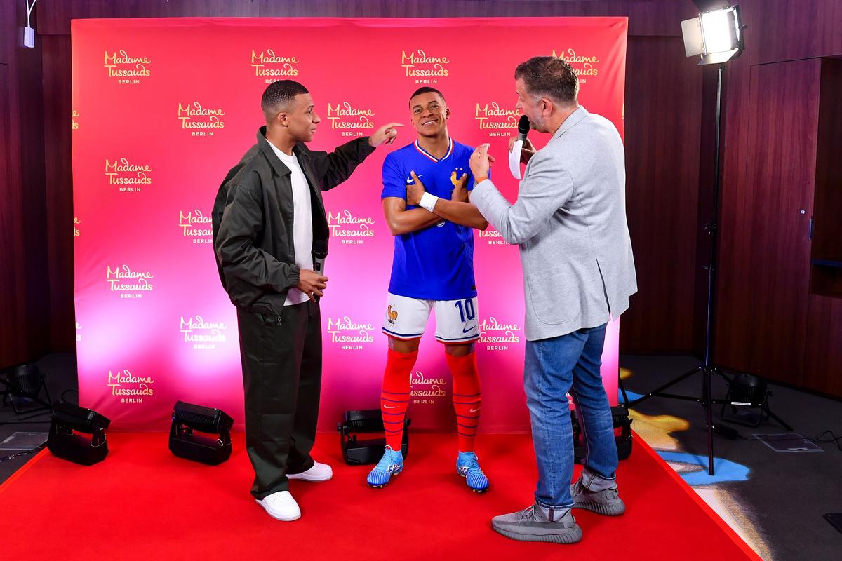 Kylian Mbappe și statuia lui de ceară, care va fi expusă la muzeul „Madame Tussauds”