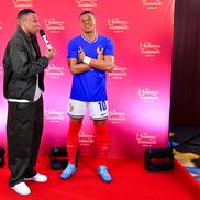 Kylian Mbappe și statuia lui de ceară / Foto: GettyImages