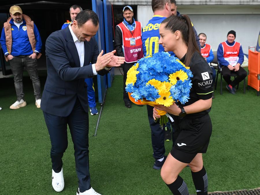 Povestea din spatele arbitrului Iuliana Demetrescu » „Sunt un om foarte emotiv și sensibil. Înainte de meci ascult Queen în vestiar, iar în cameră, Bob Marley”