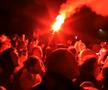 „Cine sare? Hunedoara!” » Imagini de senzație în centrul orașului: mii de fani au sărbătorit alături de jucători la 3 dimineața succesul din Cupa României