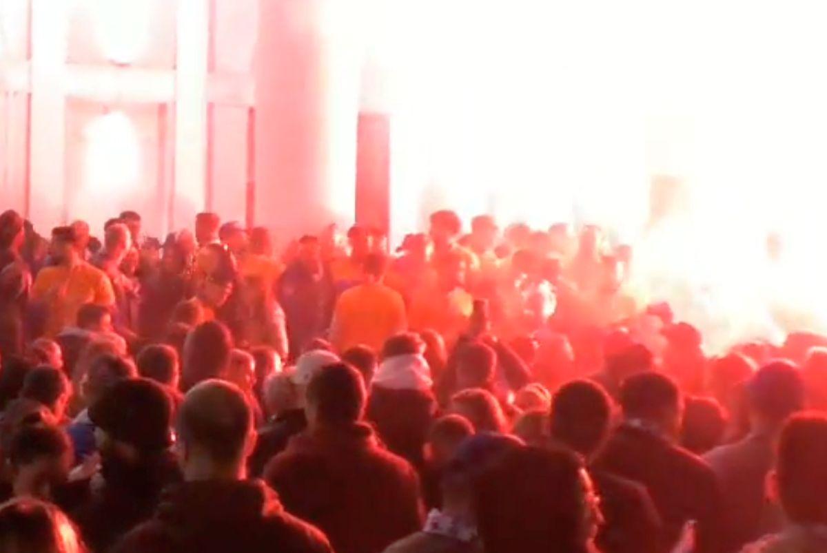 „Cine sare? Hunedoara!” » Imagini de senzație în centrul orașului: mii de fani au sărbătorit alături de jucători la 3 dimineața succesul din Cupa României
