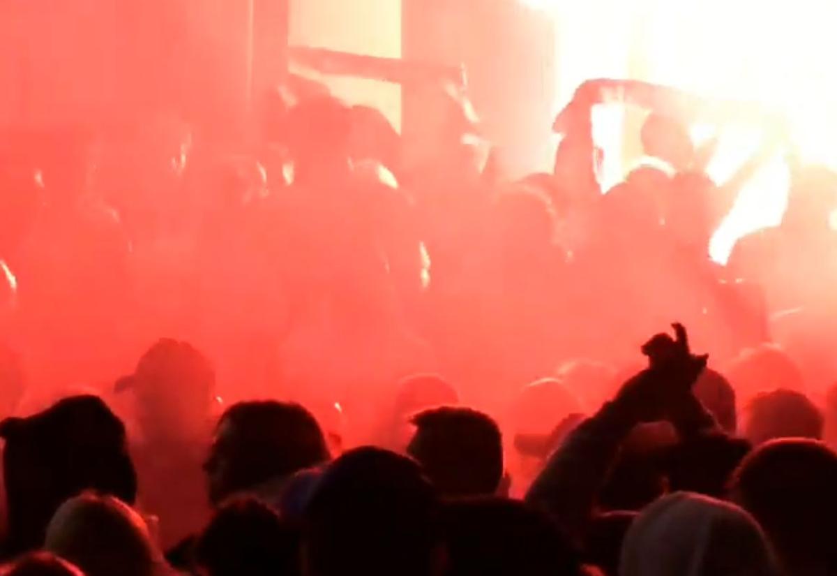 „Cine sare? Hunedoara!” » Imagini de senzație în centrul orașului: mii de fani au sărbătorit alături de jucători la 3 dimineața succesul din Cupa României