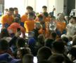 „Cine sare? Hunedoara!” » Imagini de senzație în centrul orașului: mii de fani au sărbătorit alături de jucători la 3 dimineața succesul din Cupa României