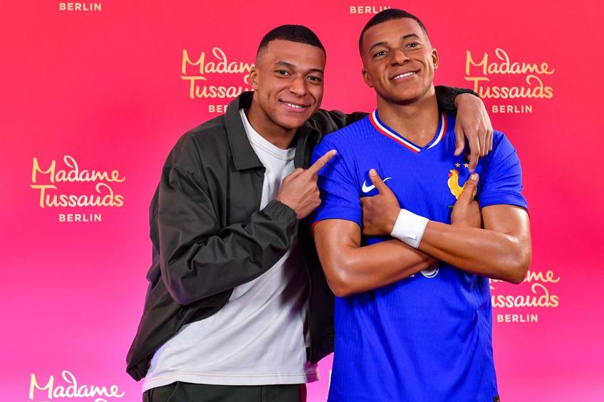 Kylian Mbappe s-a pozat cu statuia lui din ceară / Foto: GettyImages