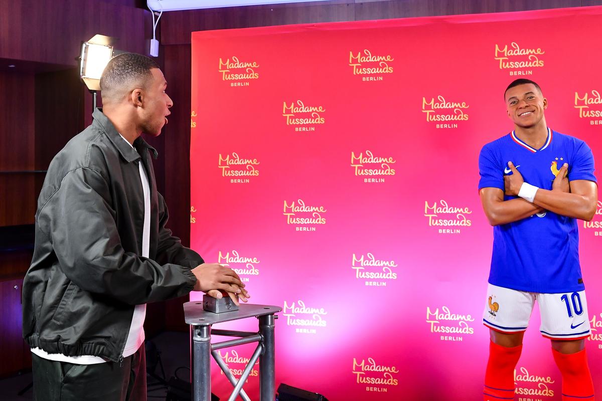 Kylian Mbappe și statuia lui de ceară, care va fi expusă la muzeul „Madame Tussauds”
