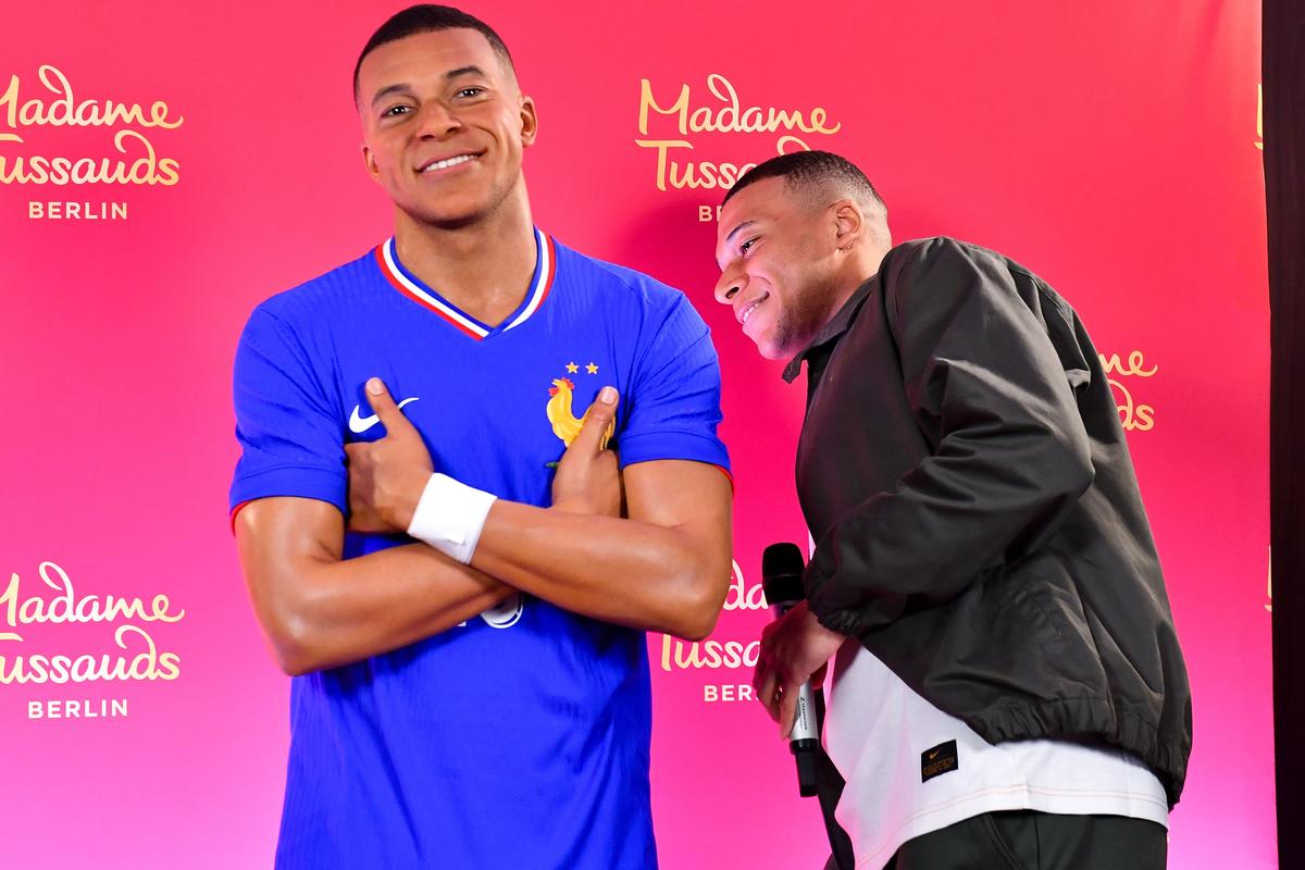 Kylian Mbappe și statuia lui de ceară, care va fi expusă la muzeul „Madame Tussauds”