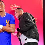 Kylian Mbappe și statuia lui de ceară / Foto: GettyImages