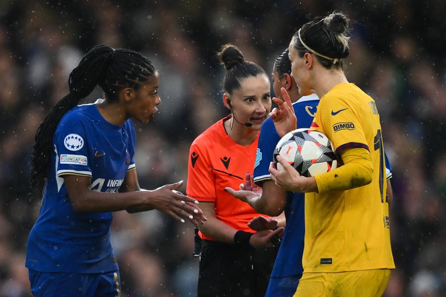 Povestea din spatele arbitrului Iuliana Demetrescu » „Sunt un om foarte emotiv și sensibil. Înainte de meci ascult Queen în vestiar, iar în cameră, Bob Marley”
