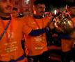 „Cine sare? Hunedoara!” » Imagini de senzație în centrul orașului: mii de fani au sărbătorit alături de jucători la 3 dimineața succesul din Cupa României