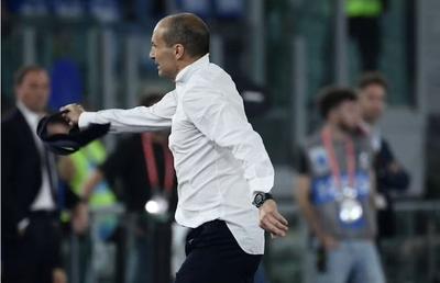 Scandal imens la finala Juventus - Atalanta! Antrenorul s-a dezbrăcat, a atacat arbitrul și a fost scăpat din brațe de jucători! „O să-ți smulg urechile. O să vin și o să te pocnesc în față!”