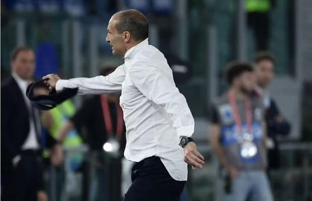 Scandal imens la finala Juventus - Atalanta! Antrenorul s-a dezbrăcat, a atacat arbitrul și a fost scăpat din brațe de jucători! „O să-ți smulg urechile. O să vin și o să te pocnesc în față!”