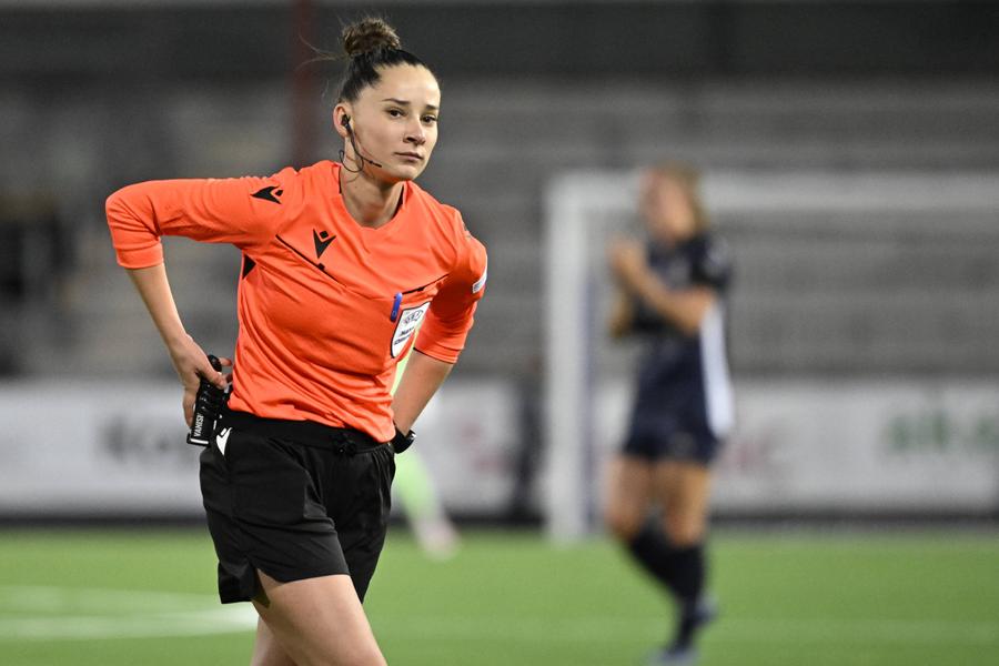Povestea din spatele arbitrului Iuliana Demetrescu » „Sunt un om foarte emotiv și sensibil. Înainte de meci ascult Queen în vestiar, iar în cameră, Bob Marley”