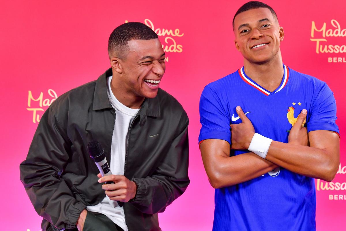 Kylian Mbappe și statuia lui de ceară, care va fi expusă la muzeul „Madame Tussauds”