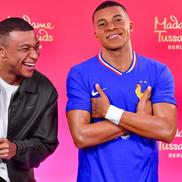 Kylian Mbappe și statuia lui de ceară / Foto: GettyImages