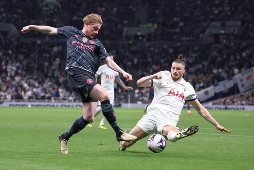 Radu Drăgușin, în duel cu Kevin De Bruyne / Foto: Imago
