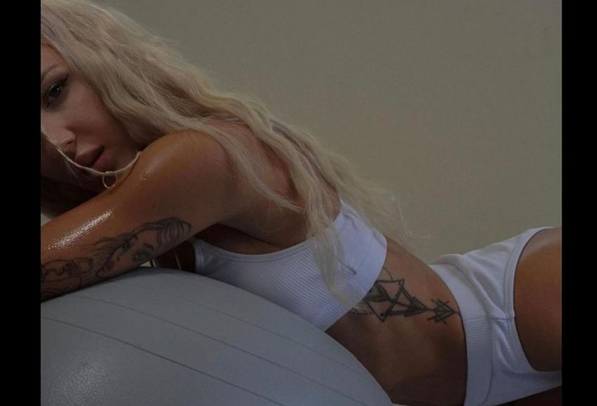 Jakub Kiwior (25 de ani), fundașul central al celor de la Arsenal, a jucat rolul de cameraman în noul clip al partenerei Claudia Kowalczyk (30).