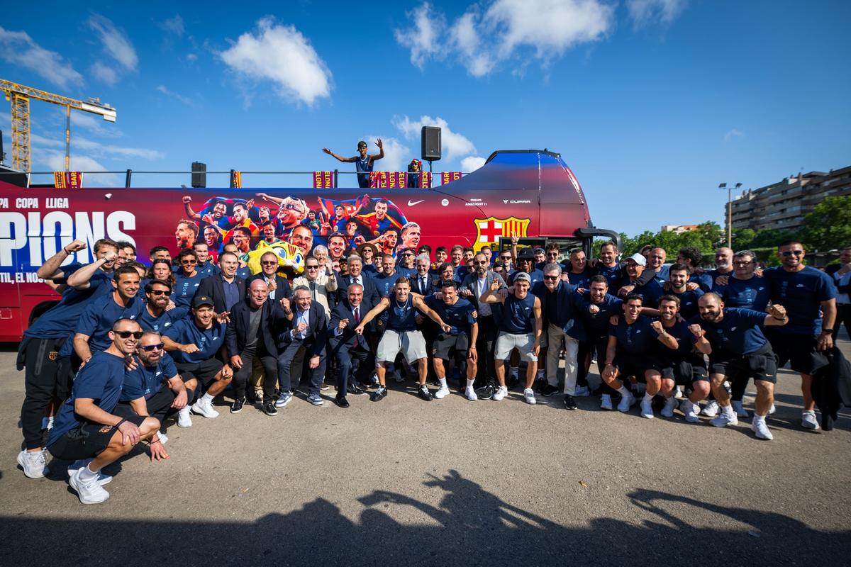 Barcelona a sărbătorit în stil mare titlul din LaLiga » 700.000 de oameni pe străzi, Lamine Yamal show și în autocar