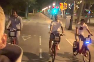 Imaginile serii după ce Barcelona a devenit campioană » 4 jucători s-au dus cu bicicleta la colegul din spital
