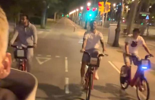 Imaginile serii după ce Barcelona a devenit campioană » 4 jucători s-au dus cu bicicleta la colegul din spital
