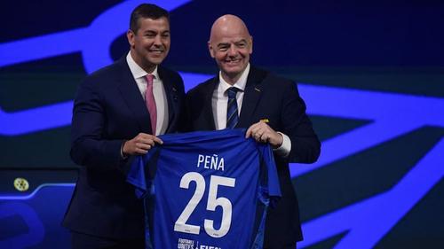 Infantino i-a oferit un tricou președintelui Paraguayului, Santiago Pena