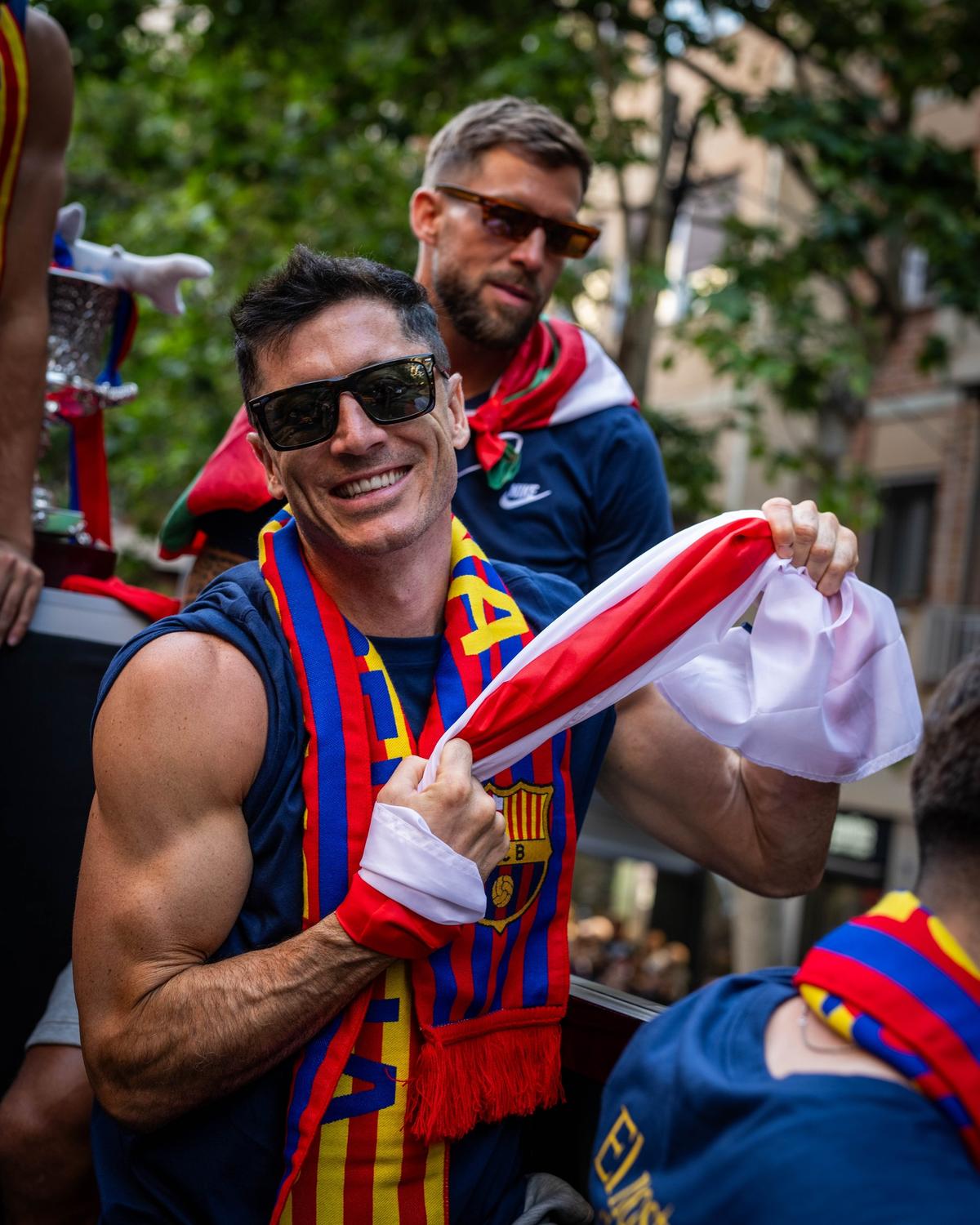 Barcelona a sărbătorit în stil mare titlul din LaLiga » 700.000 de oameni pe străzi, Lamine Yamal show și în autocar
