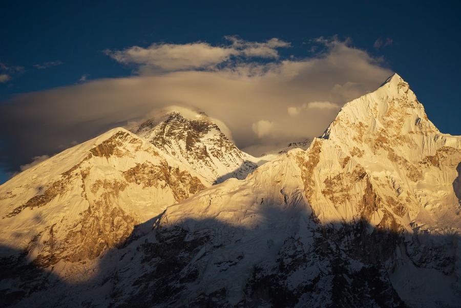 Everest, între soare și nori Foto: Guliver / Getty Images Poveștile dramatice ale alpinistului Adrian Ahrițculesei » Întâlnirea cu moartea la 8.000 de metri: „Am trecut pe lângă șapte-opt cadavre. Unul avea echipament ca al meu...”