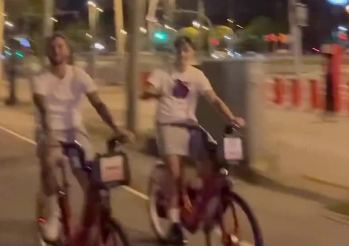 Imaginile serii după ce Barcelona a devenit campioană » 4 jucători s-au dus cu bicicleta la colegul din spital