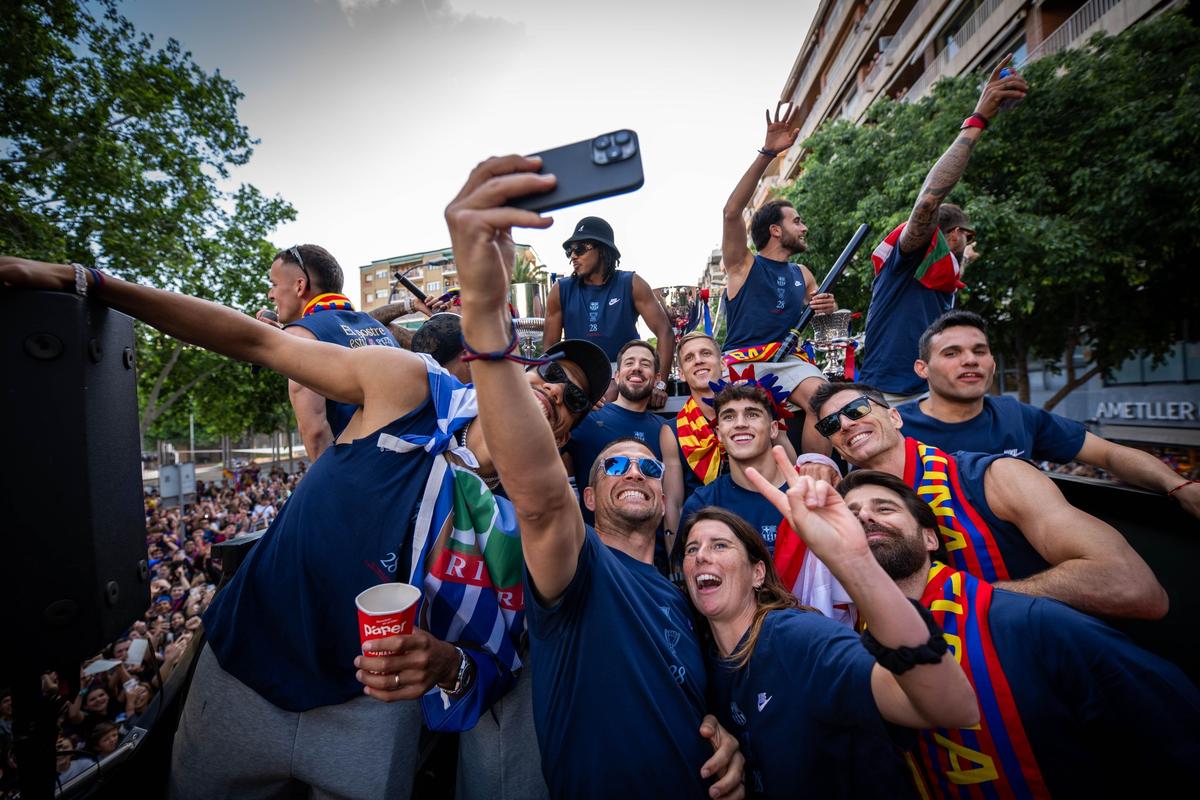 Barcelona a sărbătorit în stil mare titlul din LaLiga » 700.000 de oameni pe străzi, Lamine Yamal show și în autocar
