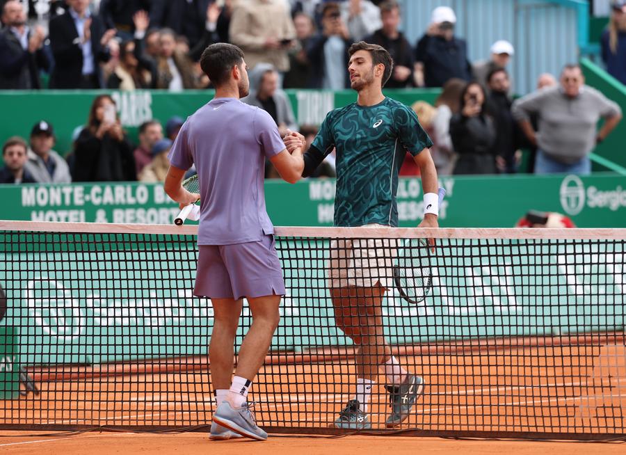 Carlos Alcaraz și Lorenzo Musetti, după finala de la Monte Carlo/Foto: Getty Images Spectacol la Foro Italico! Dueluri atractive în semifinalele turneului de la Roma și un potențial duel Carlos Alcaraz – Jannik Sinner în finală