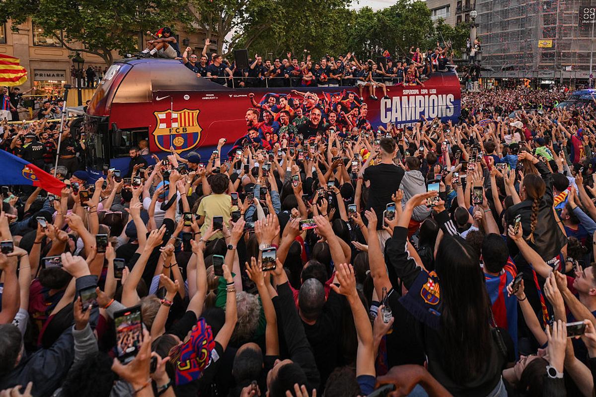 Barcelona a sărbătorit în stil mare titlul din LaLiga » 700.000 de oameni pe străzi, Lamine Yamal show și în autocar