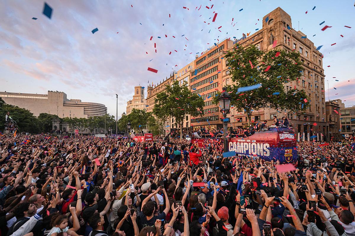 Barcelona a sărbătorit în stil mare titlul din LaLiga » 700.000 de oameni pe străzi, Lamine Yamal show și în autocar