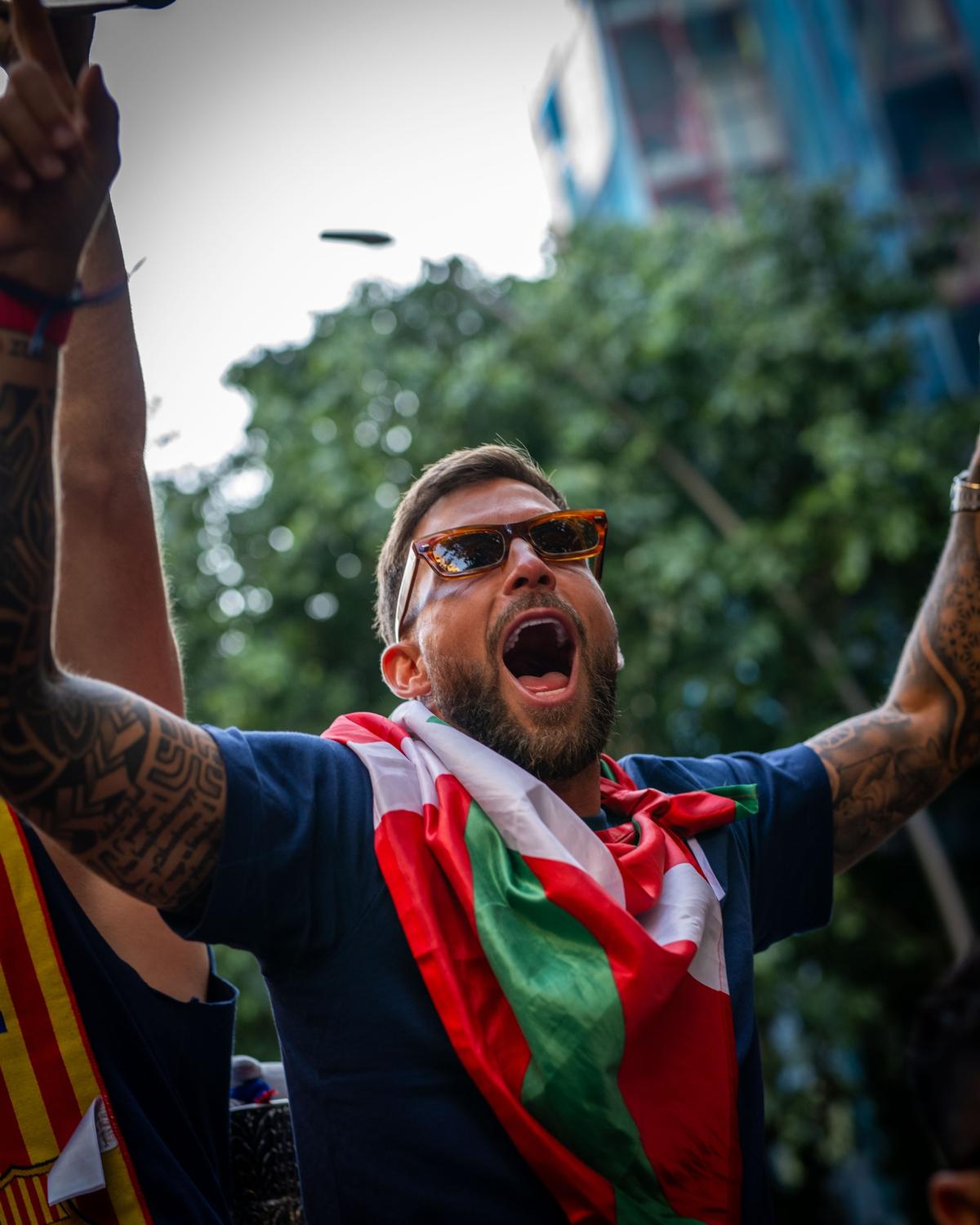 Barcelona a sărbătorit în stil mare titlul din LaLiga » 700.000 de oameni pe străzi, Lamine Yamal show și în autocar
