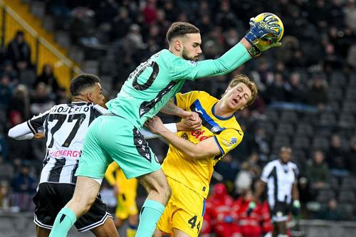 Răzvan Sava, portarul lui Udinese, respinge mingea în nulul cu Atalanta, în care Oumar Solet a fost ales omul meciului / Foto: Imago