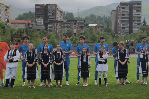 Copiii au intrat în costume populare la Minerul Lupeni - LPS HD Clinceni // Captură foto: Facebook @Religia Sportului