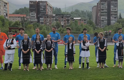 Fotbaliștii echipei din România au intrat pe teren alături de copii îmbrăcați în port popular