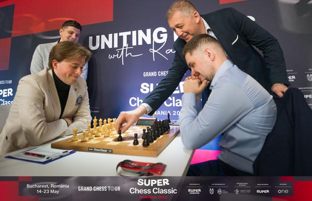 Primele victorii la Super Chess Classic România 2026:  Praggnanandhaa, Keymer și Vachier-Lagrave conduc după runda a II-a