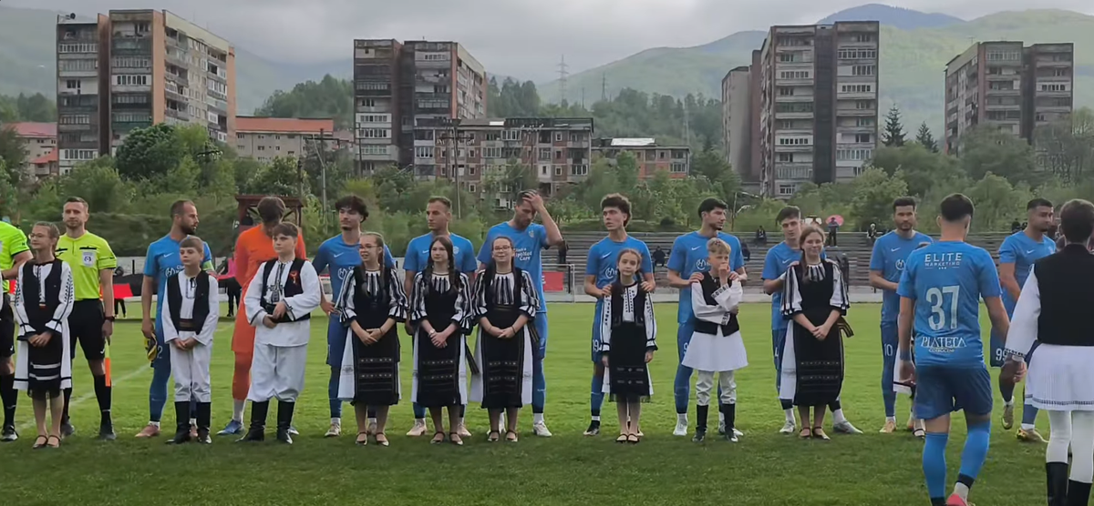 Copiii au intrat în costume populare la Minerul Lupeni - LPS HD Clinceni