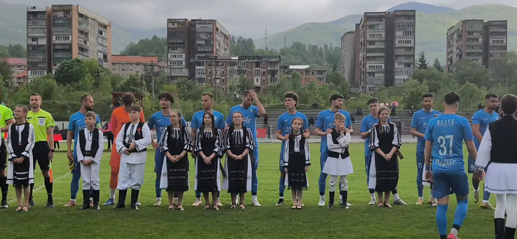 Copiii au intrat în costume populare la Minerul Lupeni - LPS HD Clinceni // Captură foto: Facebook