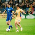 Dennis Man, în duel cu Sead Kolasinac, în România - Bosnia-Herțegovina 0-1 / Foto: Imago