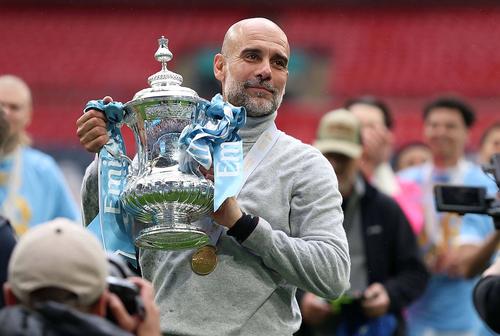 Pep Guardiola, cu trofeul Cupei Angliei // foto: Imago Images