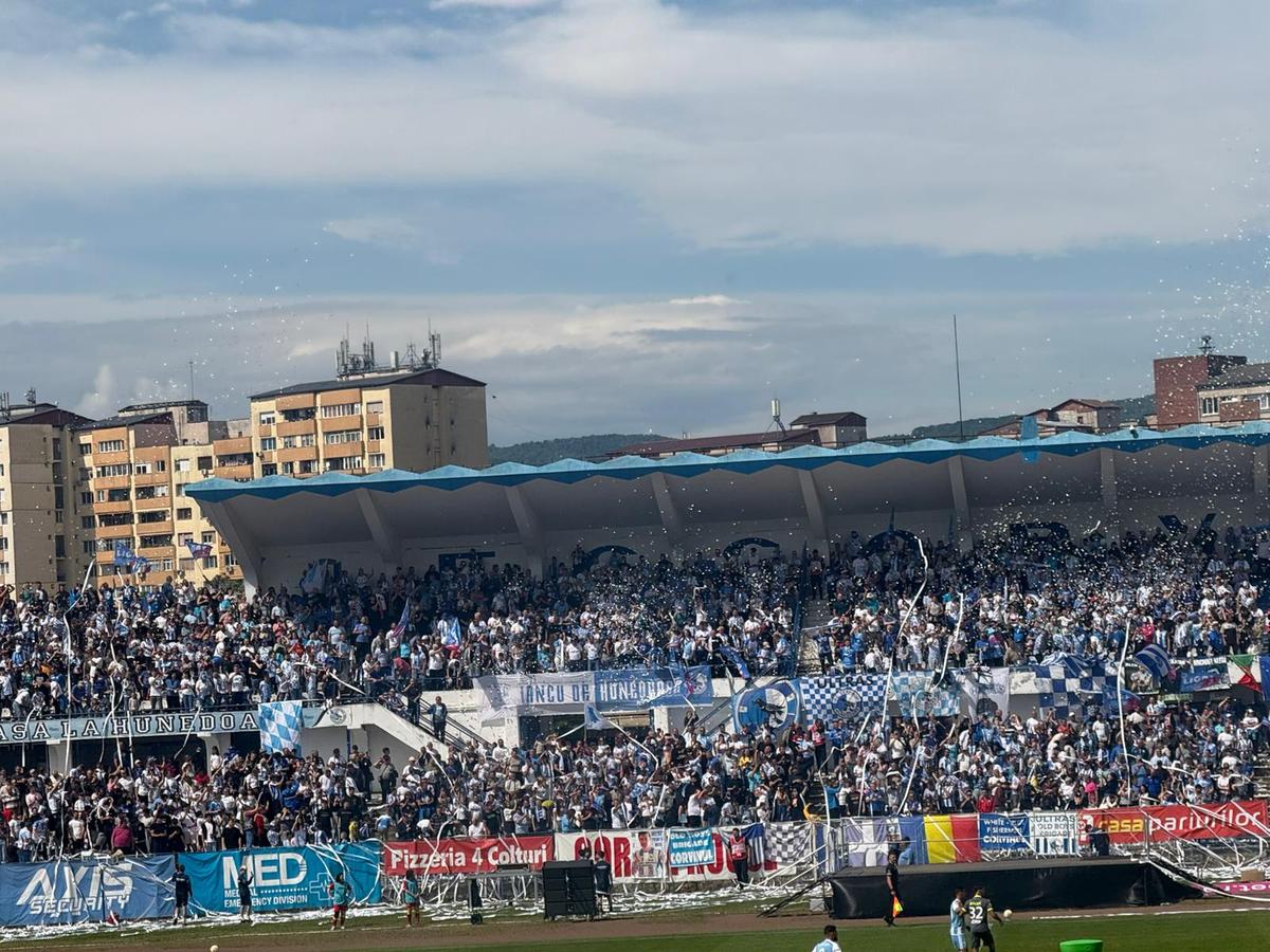 Sărbătoare așteptată 34 de ani! Corvinul a adus o bucurie imensă la Hunedoara: cele mai tari imagini